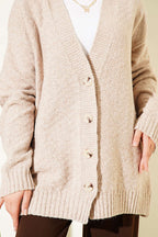 https://cdn.pazarium.com.tr/v-yaka-dugmeli-oversize-triko-hirka-bej-824001-20-B.jpg