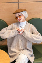 https://cdn.pazarium.com.tr/v-yaka-dugmeli-oversize-triko-hirka-bej-824303-20-B.jpg