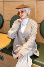 https://cdn.pazarium.com.tr/v-yaka-dugmeli-oversize-triko-hirka-bej-824304-20-B.jpg