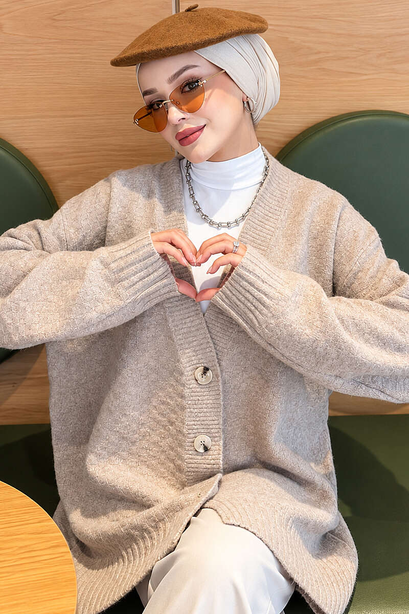 https://cdn.pazarium.com.tr/v-yaka-dugmeli-oversize-triko-hirka-bej-835005-20-B.jpg