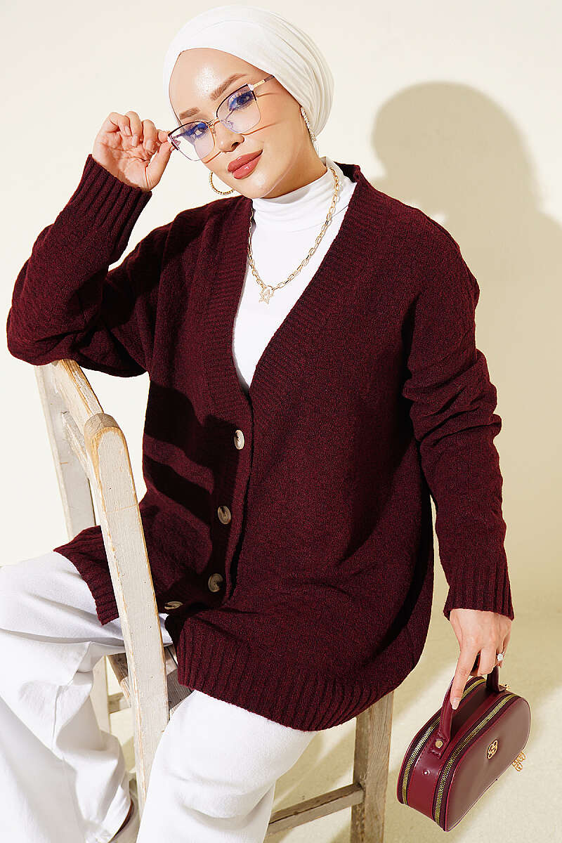 https://cdn.pazarium.com.tr/v-yaka-dugmeli-oversize-triko-hirka-bordo-824085-20-B.jpg