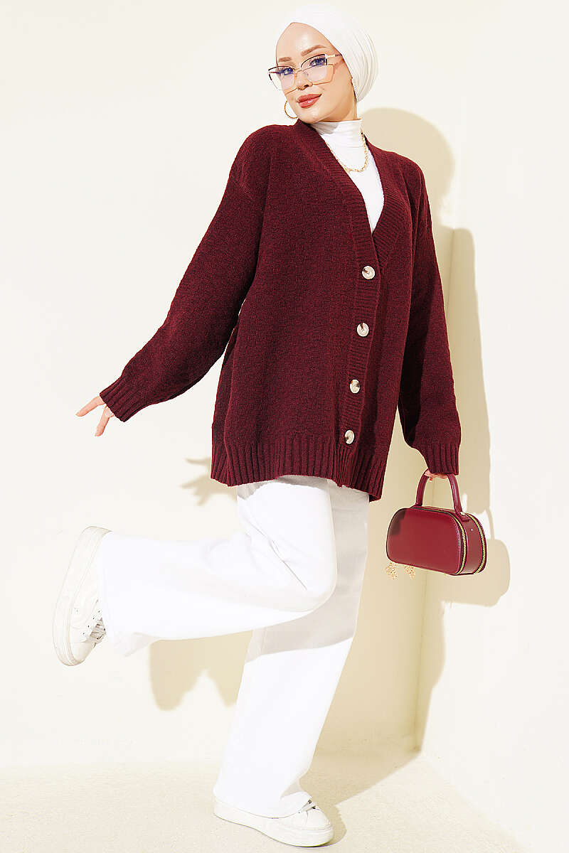 https://cdn.pazarium.com.tr/v-yaka-dugmeli-oversize-triko-hirka-bordo-824086-20-B.jpg