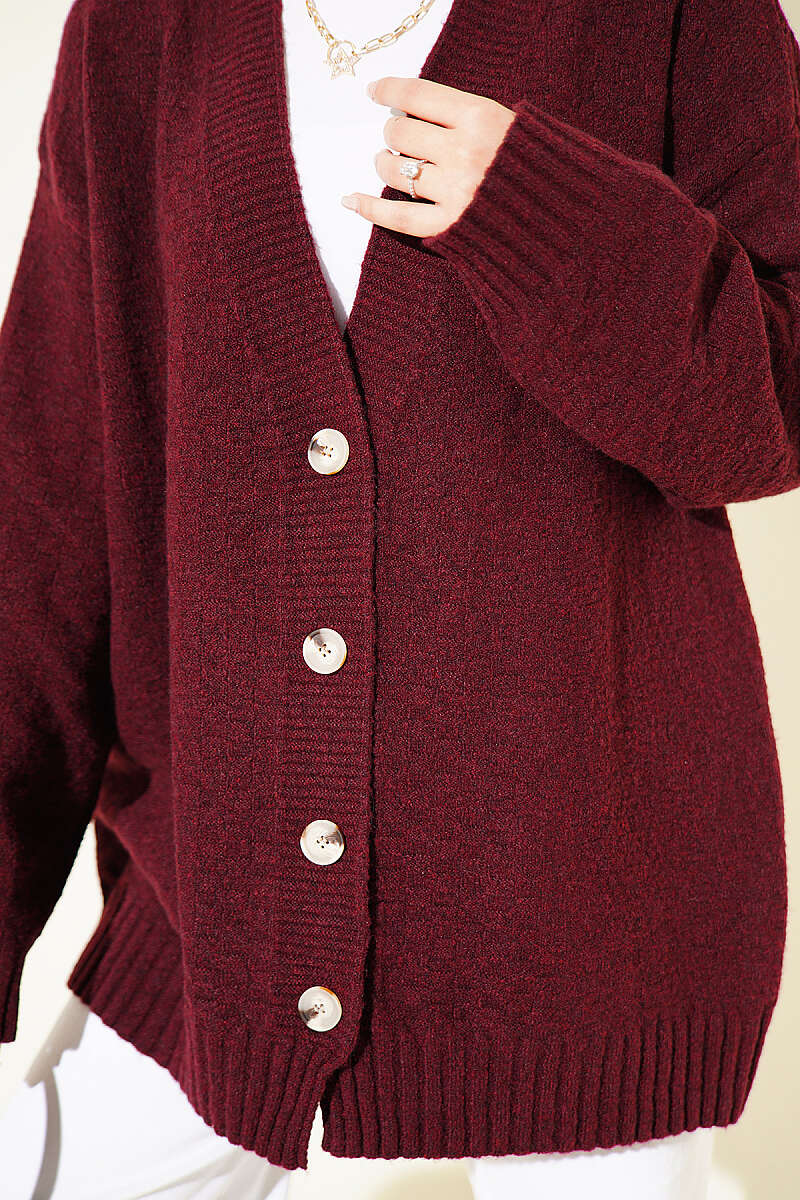 https://cdn.pazarium.com.tr/v-yaka-dugmeli-oversize-triko-hirka-bordo-824088-20-B.jpg
