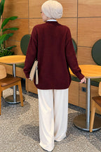 https://cdn.pazarium.com.tr/v-yaka-dugmeli-oversize-triko-hirka-bordo-824309-20-B.jpg