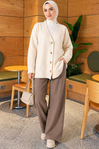 https://cdn.pazarium.com.tr/v-yaka-dugmeli-oversize-triko-hirka-ekru-826693-20-B.jpg