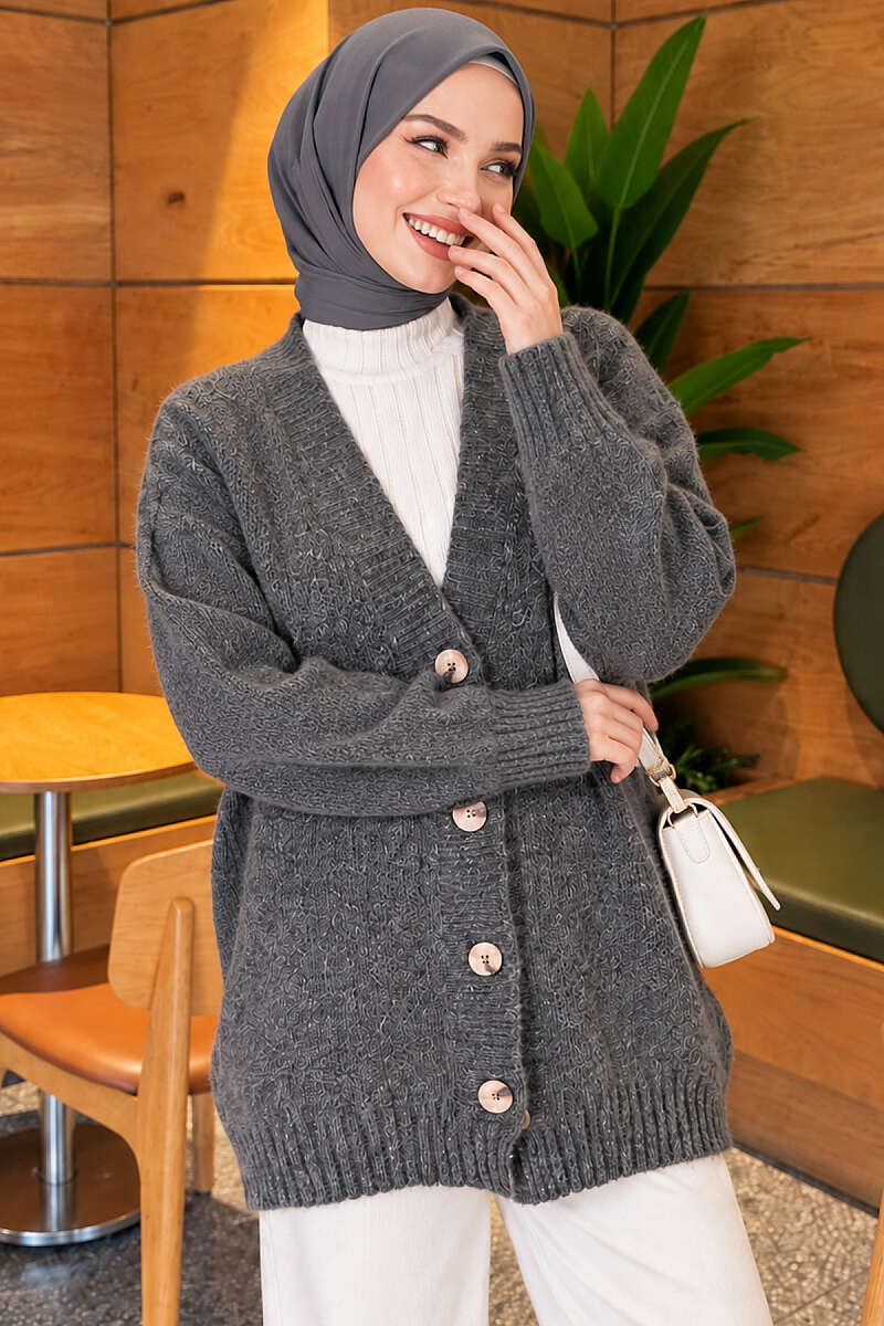https://cdn.pazarium.com.tr/v-yaka-dugmeli-oversize-triko-hirka-fume-826696-20-B.jpg