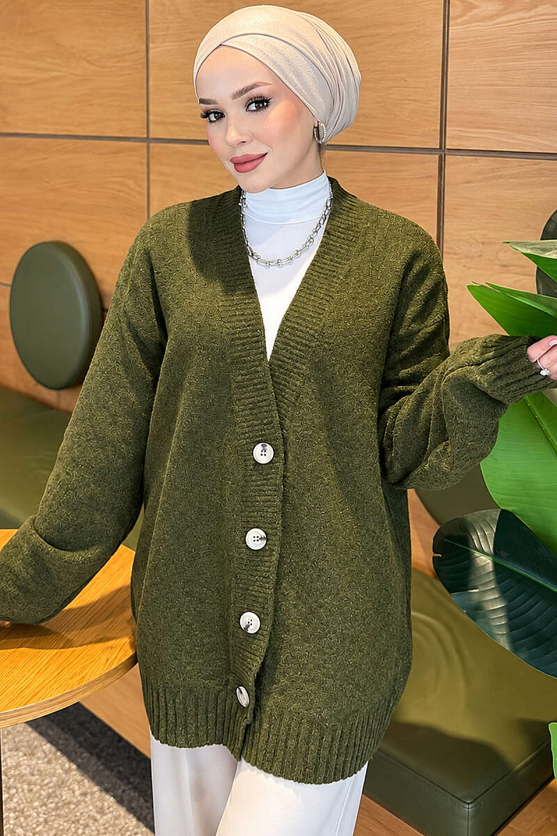 https://cdn.pazarium.com.tr/v-yaka-dugmeli-oversize-triko-hirka-haki-835007-20-B.jpg
