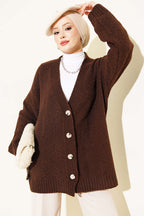 https://cdn.pazarium.com.tr/v-yaka-dugmeli-oversize-triko-hirka-kahve-823958-20-B.jpg