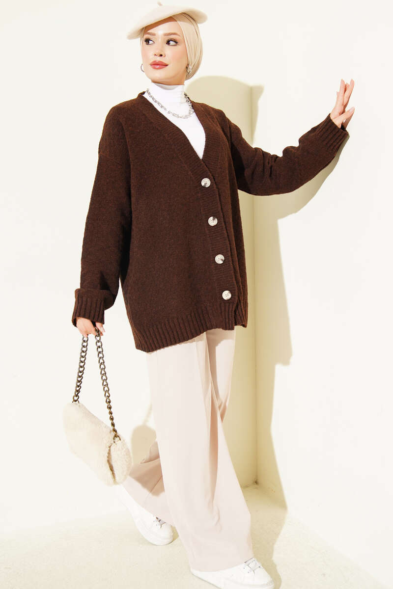 https://cdn.pazarium.com.tr/v-yaka-dugmeli-oversize-triko-hirka-kahve-823959-20-B.jpg