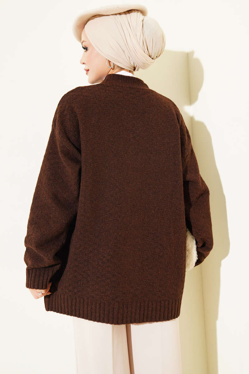 https://cdn.pazarium.com.tr/v-yaka-dugmeli-oversize-triko-hirka-kahve-823960-20-B.jpg