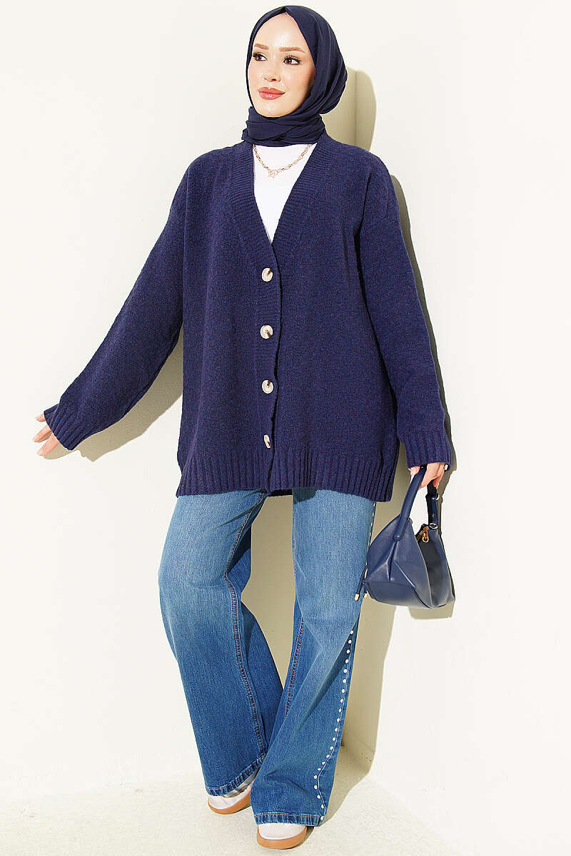 https://cdn.pazarium.com.tr/v-yaka-dugmeli-oversize-triko-hirka-lacivert-824120-20-B.jpg