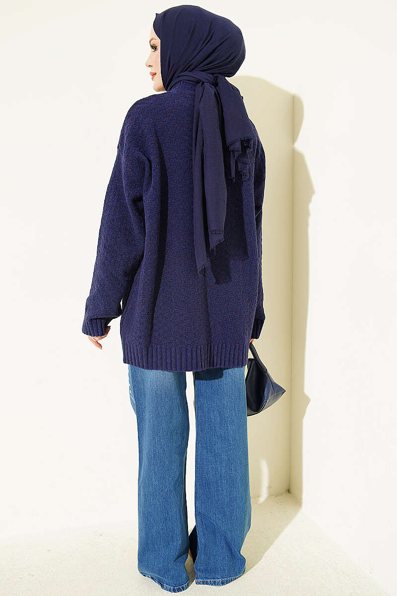 https://cdn.pazarium.com.tr/v-yaka-dugmeli-oversize-triko-hirka-lacivert-824121-20-B.jpg