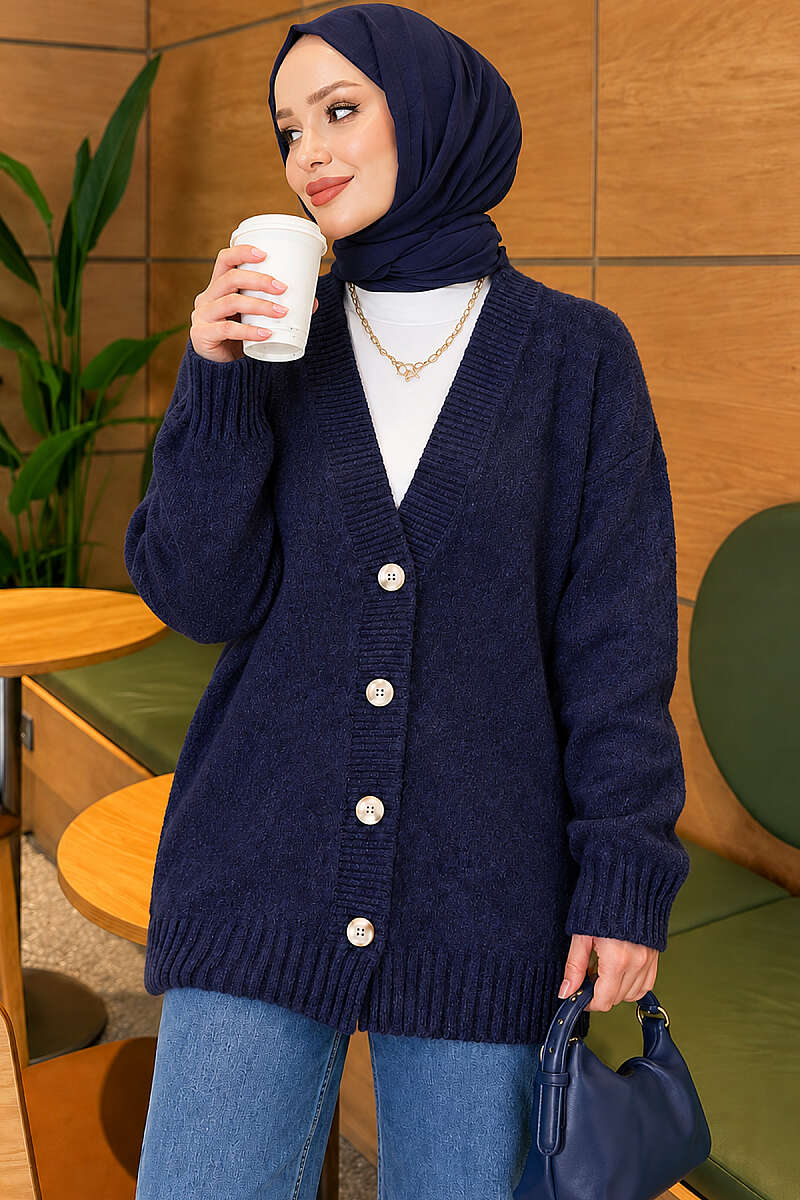 https://cdn.pazarium.com.tr/v-yaka-dugmeli-oversize-triko-hirka-lacivert-824600-20-B.jpg
