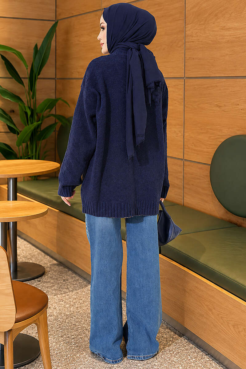 https://cdn.pazarium.com.tr/v-yaka-dugmeli-oversize-triko-hirka-lacivert-824602-20-B.jpg
