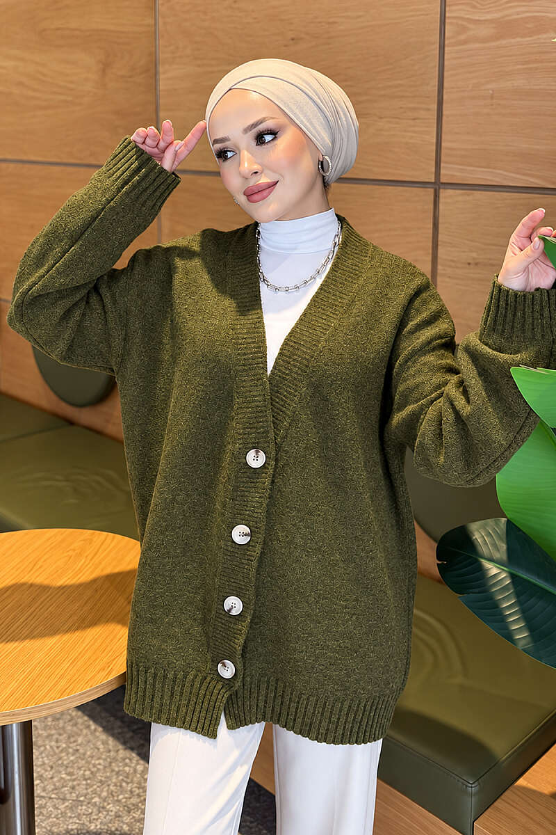 https://cdn.pazarium.com.tr/v-yaka-dugmeli-oversize-triko-hirka-yag-yesili-824316-20-B.jpg