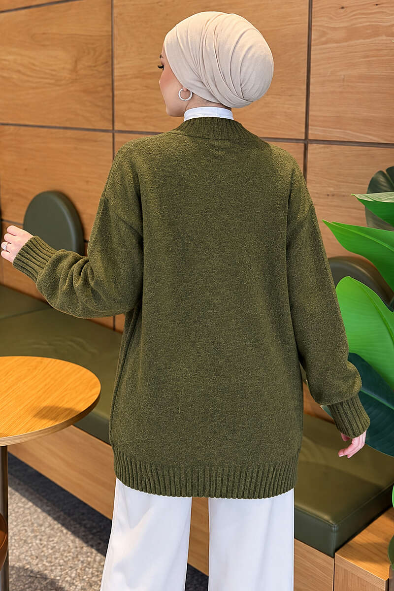 https://cdn.pazarium.com.tr/v-yaka-dugmeli-oversize-triko-hirka-yag-yesili-824317-20-B.jpg