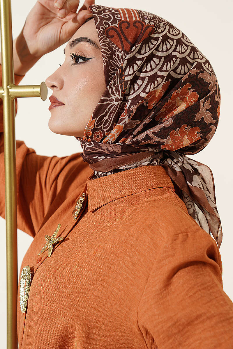 https://cdn.pazarium.com.tr/vera-etnik-motifli-esarp-camel-814402-20-B.jpg