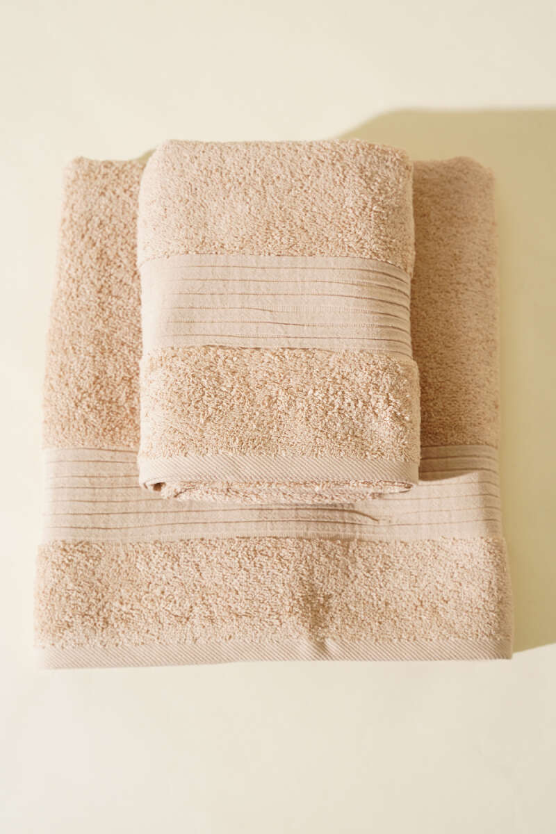 https://cdn.pazarium.com.tr/vina-banyo-havlu-2li-takim-bej-583996-13-B.jpg