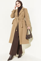 Abrigo Beige de Largo Total con Botones y Cuello Cruzado