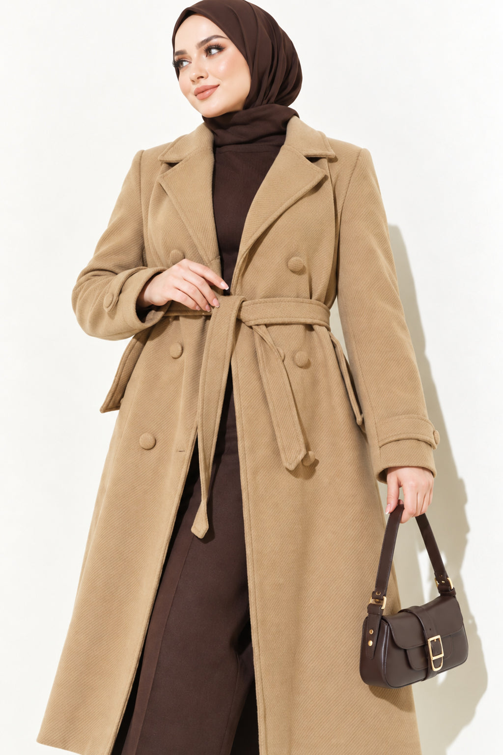 Abrigo Beige de Largo Total con Botones y Cuello Cruzado
