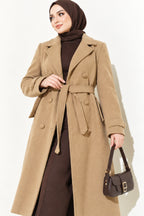 Abrigo Beige de Largo Total con Botones y Cuello Cruzado