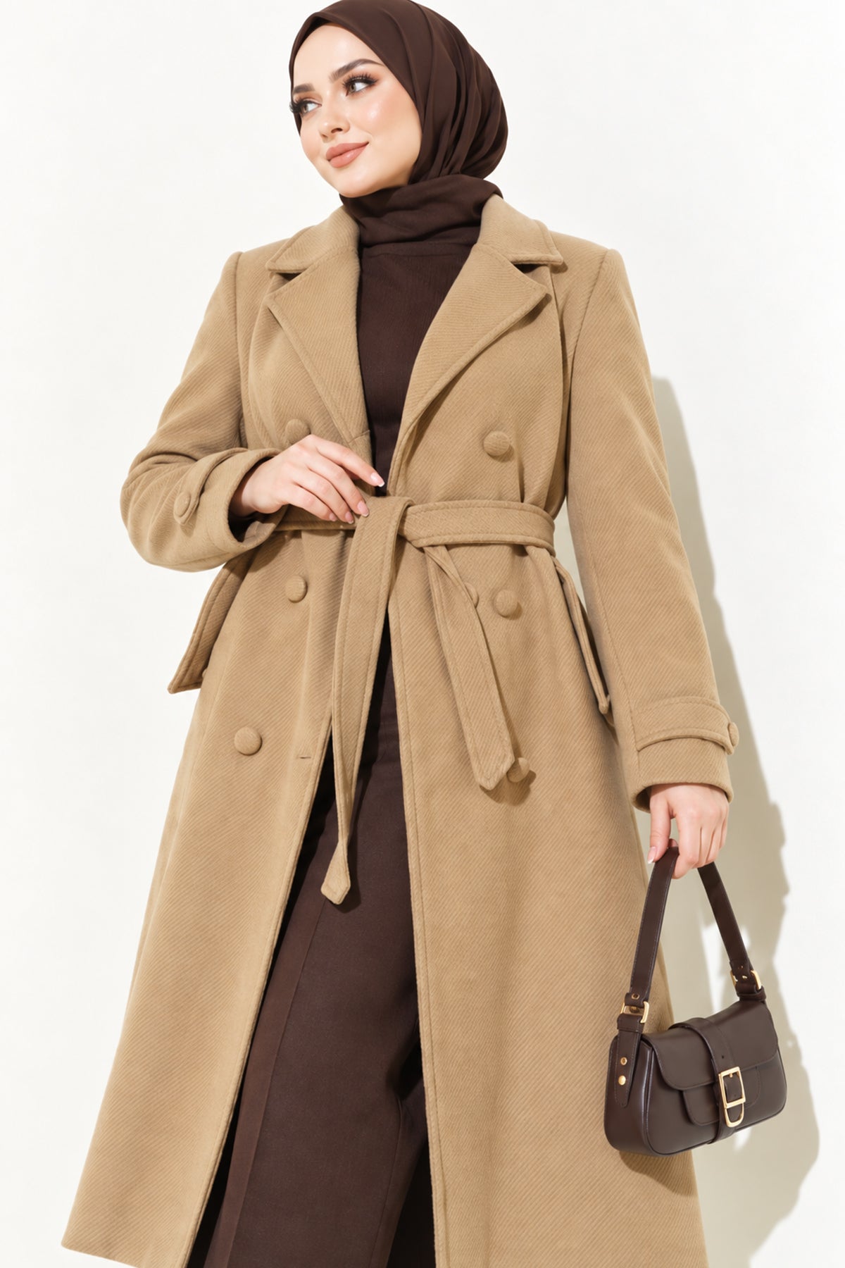 Abrigo Beige de Largo Total con Botones y Cuello Cruzado