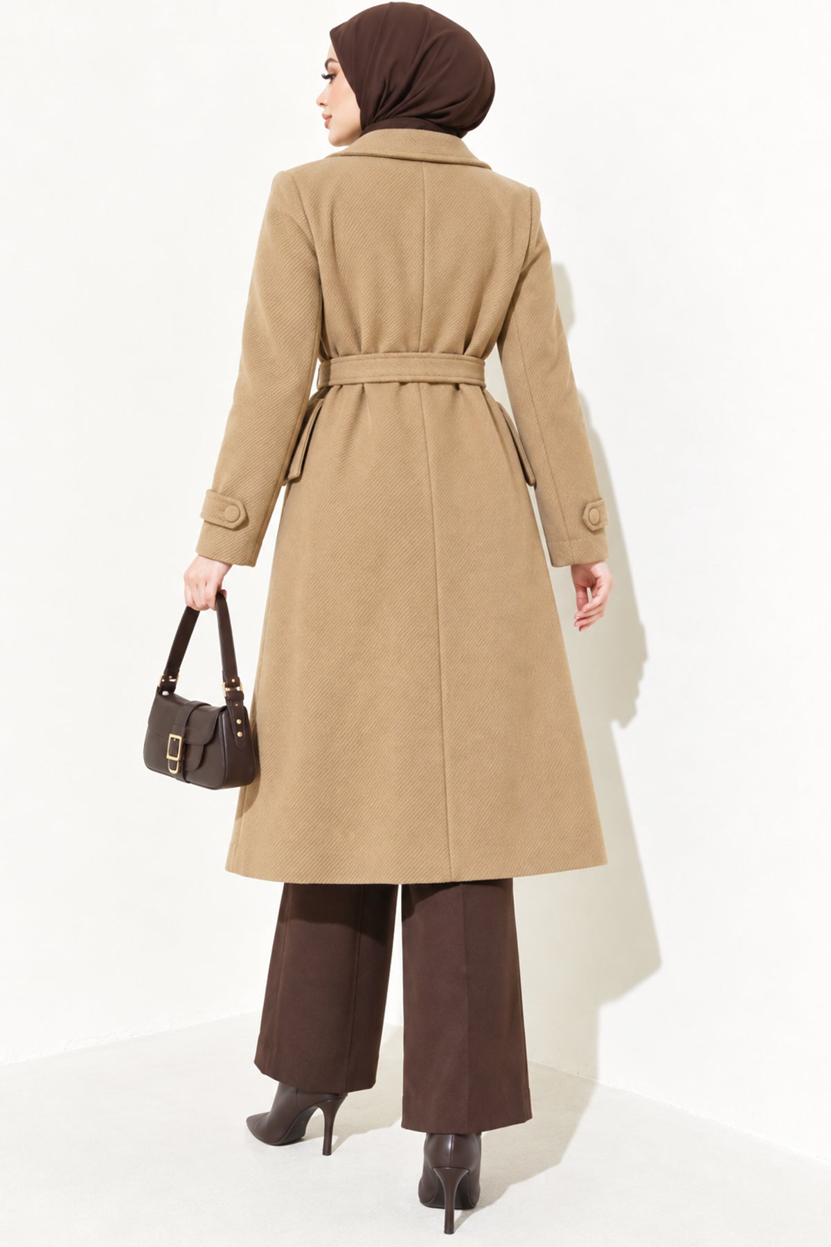 Abrigo Beige de Largo Total con Botones y Cuello Cruzado