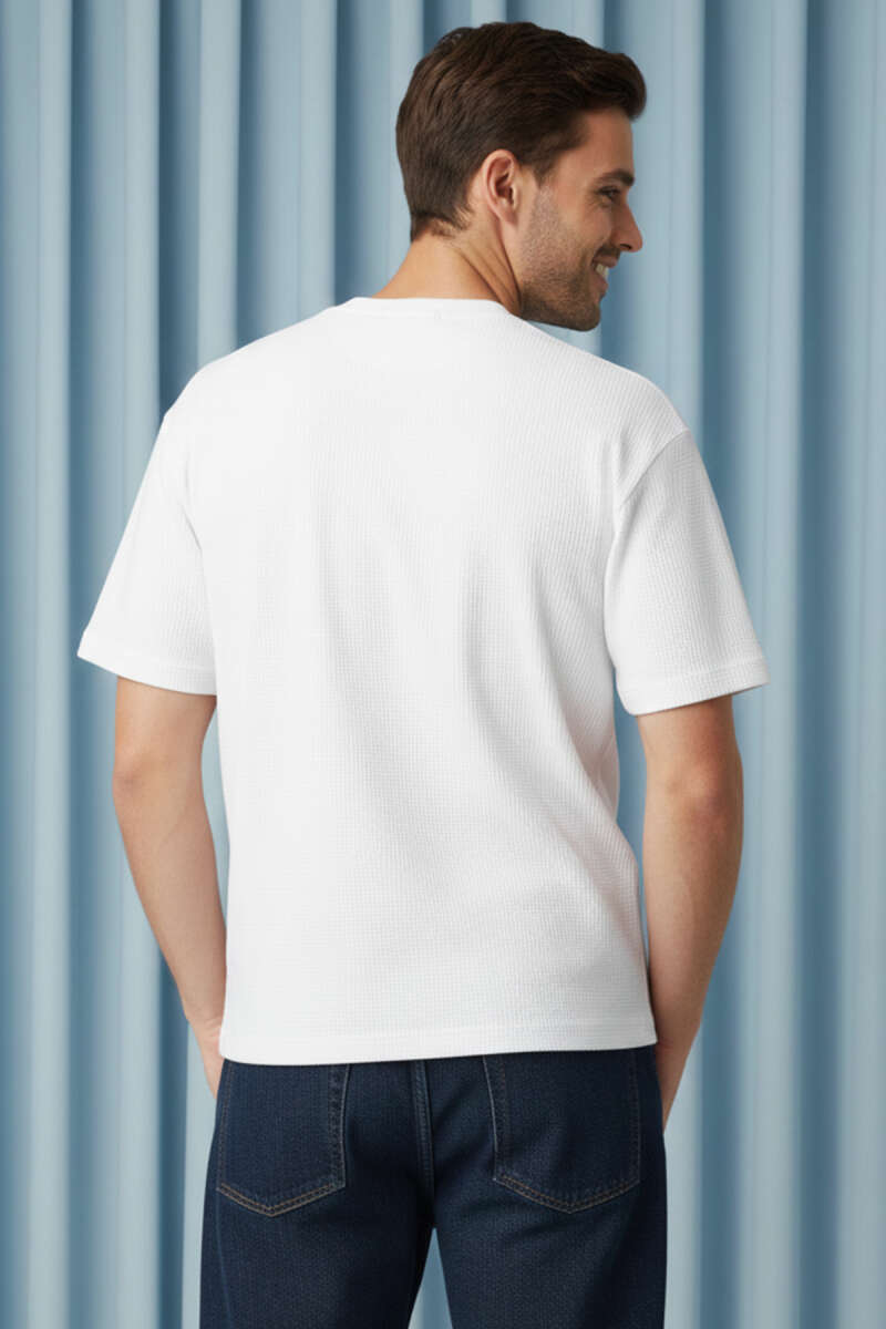 https://cdn.pazarium.com.tr/yaka-armali-labirent-desen-erkek-t-shirt-beyaz-750344-18-B.jpg