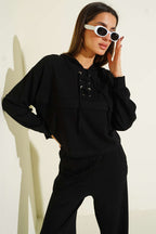 https://cdn.pazarium.com.tr/yaka-bagcikli-loysa-sweatshirt-ikili-takim-siyah-715616-17-B.jpg