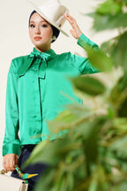 https://cdn.pazarium.com.tr/yaka-baglamali-saten-gomlek-yesil-672322-16-B.jpg