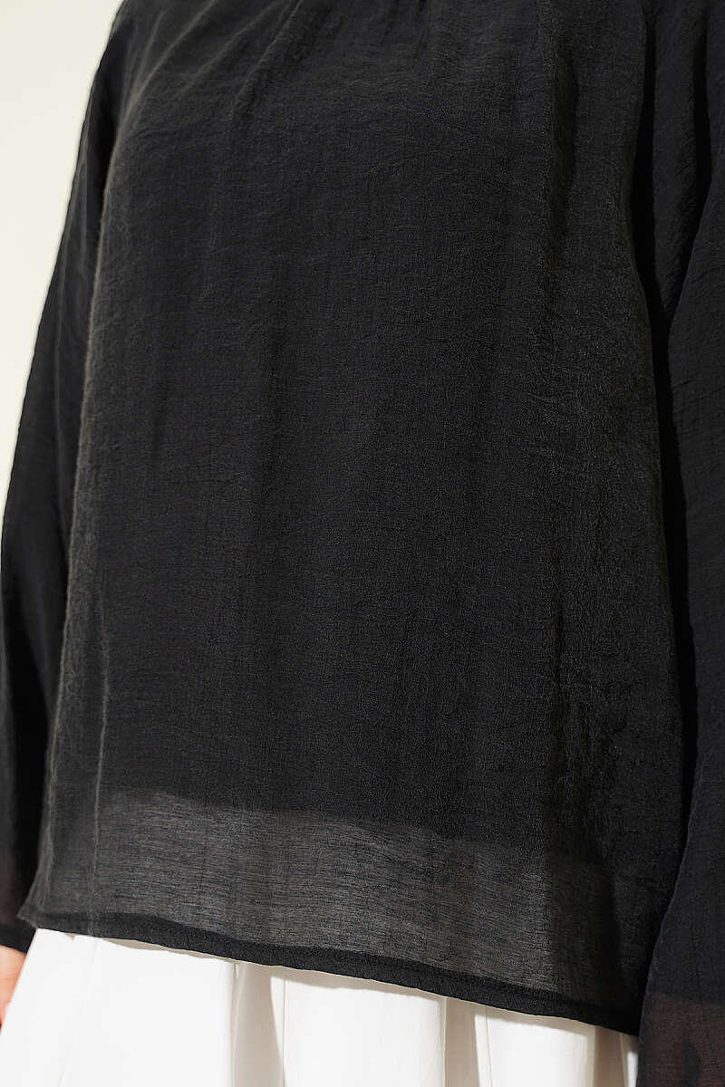 https://cdn.pazarium.com.tr/yaka-buzgulu-genis-kollu-bluz-siyah-805636-19-B.jpg