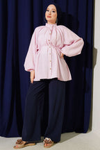 https://cdn.pazarium.com.tr/yaka-buzgulu-ip-kusakli-gomlek-pembe-810908-20-B.jpg