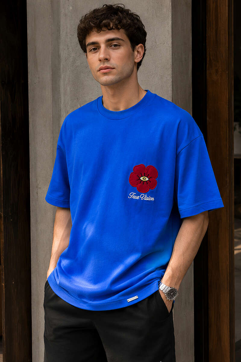 https://cdn.pazarium.com.tr/yaka-cicek-nakisli-erkek-oversize-t-shirt-saks-782454-19-B.jpg