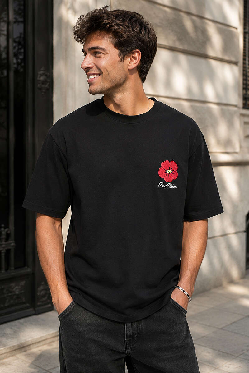 https://cdn.pazarium.com.tr/yaka-cicek-nakisli-erkek-oversize-t-shirt-siyah-785568-19-B.jpg