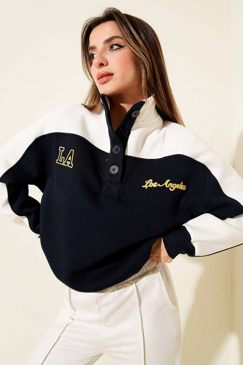 Yaka Düğmeli Nakışlı Üç İplik Sweatshirt