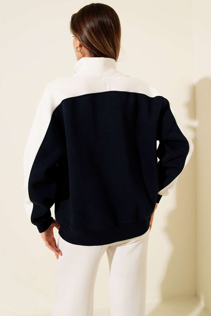 Yaka Düğmeli Nakışlı Üç İplik Sweatshirt