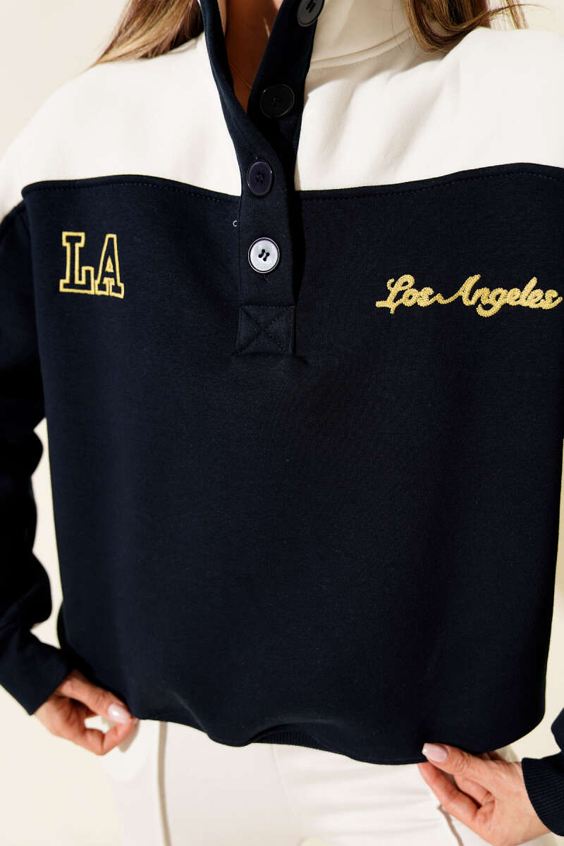 Yaka Düğmeli Nakışlı Üç İplik Sweatshirt