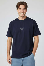 https://cdn.pazarium.com.tr/yaka-enjeksiyon-baskili-erkek-t-shirt-lacivert-751982-18-B.jpg