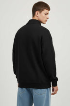 https://cdn.pazarium.com.tr/yaka-fermuarli-baskili-erkek-sweatshirt-siyah-731627-17-B.jpg