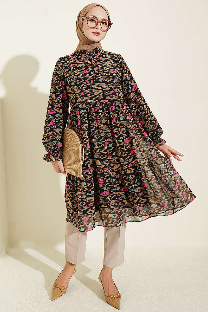 https://cdn.pazarium.com.tr/yaka-firfir-detayli-sifon-tunik-latte-816254-20-B.jpg