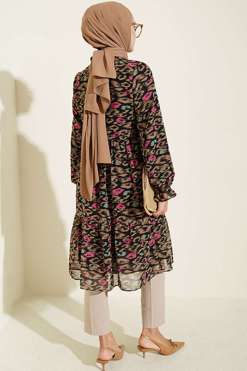 https://cdn.pazarium.com.tr/yaka-firfir-detayli-sifon-tunik-latte-816255-20-B.jpg
