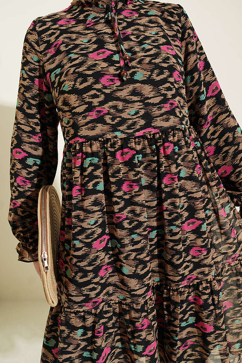 https://cdn.pazarium.com.tr/yaka-firfir-detayli-sifon-tunik-latte-816256-20-B.jpg