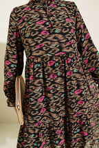 https://cdn.pazarium.com.tr/yaka-firfir-detayli-sifon-tunik-latte-816256-20-B.jpg