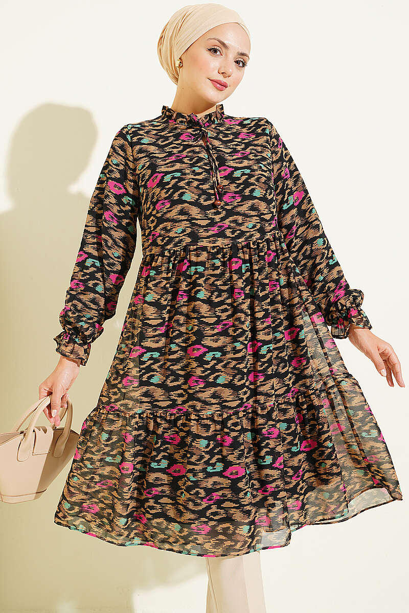 https://cdn.pazarium.com.tr/yaka-firfir-detayli-sifon-tunik-latte-818851-20-B.jpg