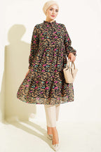 https://cdn.pazarium.com.tr/yaka-firfir-detayli-sifon-tunik-latte-818852-20-B.jpg