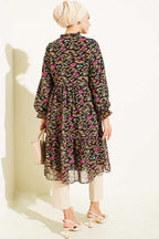 https://cdn.pazarium.com.tr/yaka-firfir-detayli-sifon-tunik-latte-818853-20-B.jpg