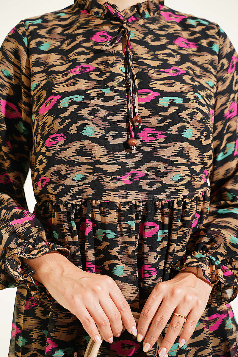 https://cdn.pazarium.com.tr/yaka-firfir-detayli-sifon-tunik-latte-818854-20-B.jpg