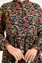 https://cdn.pazarium.com.tr/yaka-firfir-detayli-sifon-tunik-latte-818854-20-B.jpg