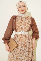https://cdn.pazarium.com.tr/yaka-firfirli-desenli-sifon-elbise-kahve-817175-20-B.jpg