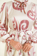 https://cdn.pazarium.com.tr/yaka-firfirli-kurdele-detayli-elbise-gul-kurusu-815839-20-B.jpg